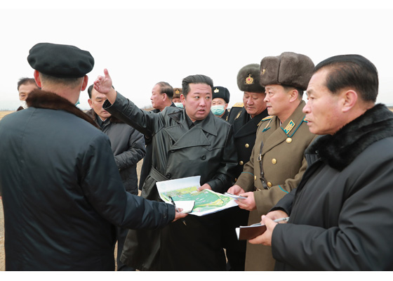 경애하는 김정은동지께서 련포남새온실농장 건설예정지를 현지에서 료해하시였다