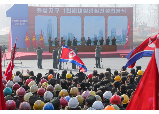 화성지구 １만세대 살림집건설착공식 진행

경애하는 김정은동지께서 착공식에 참석하시여 뜻깊은 연설을 하시였다