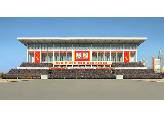 경애하는 김정은동지께서
조선로동당 제2차 초급당비서대회 참가자들과 기념사진을 찍으시였다