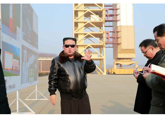 경애하는 김정은동지께서 서해위성발사장을 현지지도하시였다