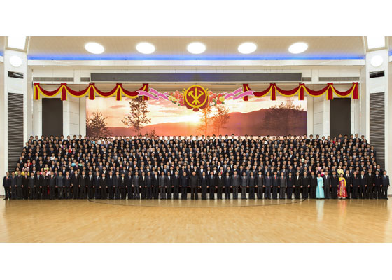 경애하는 김정은동지께서 《화성포-17》형시험발사성공에
공헌한 국방공업부문 일군들과 과학자, 기술자, 로동자들과 기념사진을 찍으시였다