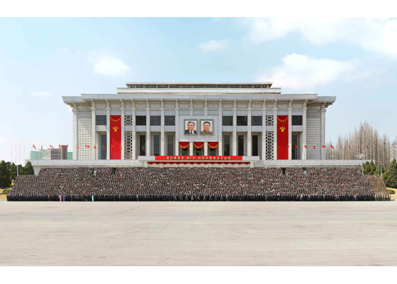 경애하는 김정은동지께서

조선로동당 제１차 선전부문일군강습회 참가자들과 기념사진을 찍으시였다
