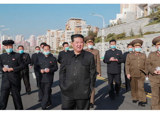 경애하는 김정은동지께서
경루동에 일떠선 보통강강안다락식주택구를 돌아보시였다