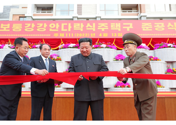 우리 당의 인민대중제일주의리념과 주체건축의

비약적발전상이 응축된 평양의 새 경관

경애하는 김정은동지께서

보통강강안다락식주택구 준공식에 참석하시여 준공테프를 끊으시였다