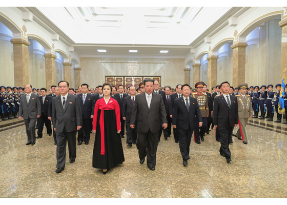 경애하는 김정은동지께서

민족최대의 경사스러운 ４월의 명절에 즈음하여

금수산태양궁전을 찾으시였다
