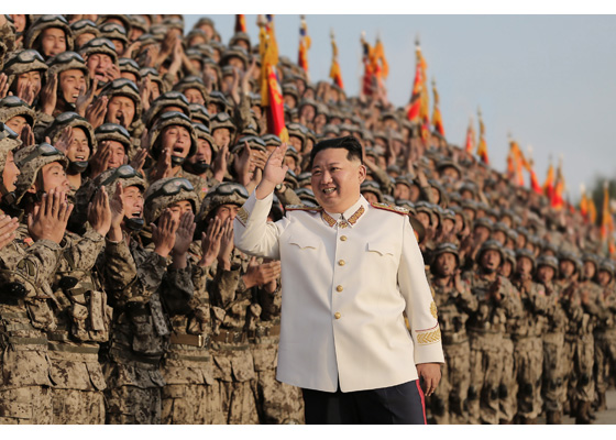 경애하는 김정은동지께서

조선인민혁명군창건 ９０돐경축 열병식 참가부대

지휘관, 병사들과 기념사진을 찍으시였다