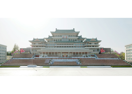 경애하는 김정은동지께서

조선인민혁명군창건 ９０돐 경축행사참가자들과 기념사진을 찍으시였다
