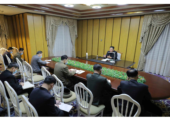 경애하는 김정은동지께서

국가비상방역사령부를 방문하시고 전국적인 비상방역상황을 료해하시였다