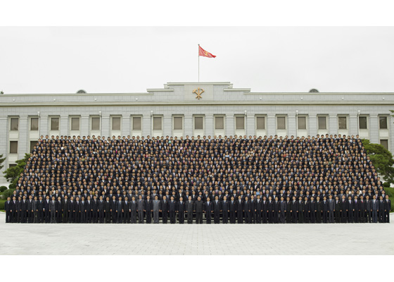 경애하는 김정은동지께서
조선로동당 각급 당위원회 조직부 당생활지도부문일군
특별강습회 참가자들과 기념사진을 찍으시였다
