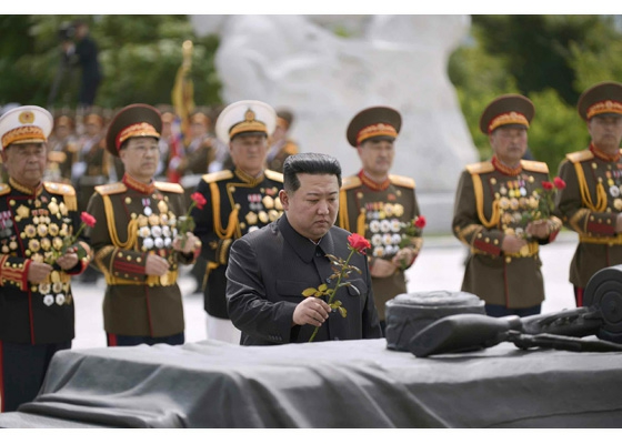 경애하는 김정은동지께서

전승절에 즈음하여 조국해방전쟁참전렬사묘를 찾으시였다