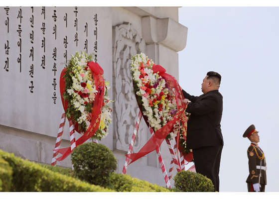 경애하는 김정은동지께서

위대한 전승절에 즈음하여 우의탑을 찾으시였다