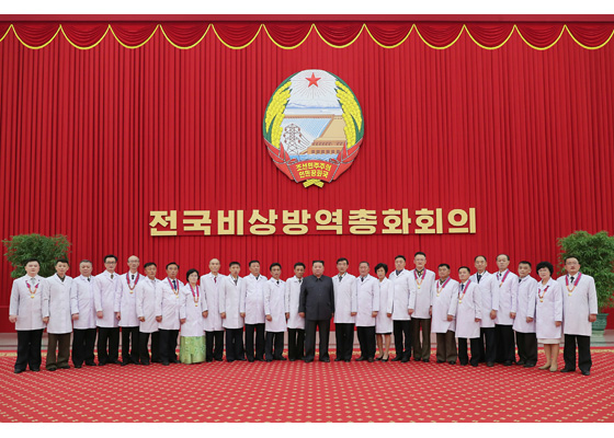 위경애하는 김정은동지께서
최대비상방역전의 승리에 공헌한 방역 및 보건부문 일군들과 과학자들을 만나시고 축하해주시였다
