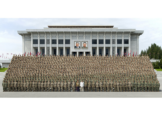 경애하는 김정은동지께서 조선인민군 군의부문 전투원들과 뜻깊은 기념촬영을 하시였다