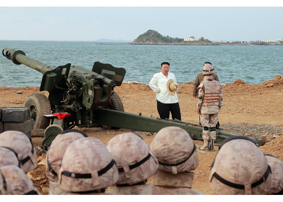 경애하는 김정은동지께서

조선인민군 전선장거리포병구분대들과 공군비행대들의 화력타격훈련을 지도하시였다

 