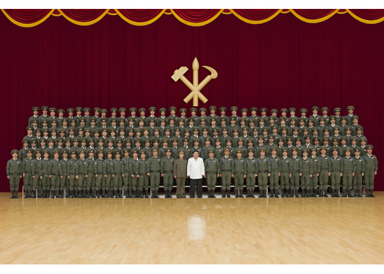 경애하는 김정은동지께서
대규모항공공격종합훈련에 참가하여 혁혁한 군공을 세운
전투비행사들을 만나시고 축하격려해주시였다