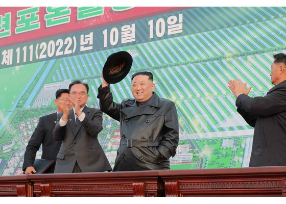 위대한 어머니당이 우리 인민에게 안겨준 또 하나의 사랑의 선물

경사로운 １０월의 명절을 맞으며 련포온실농장 준공식 성대히 진행

경애하는 김정은동지께서 몸소 준공테프를 끊으시였다

 