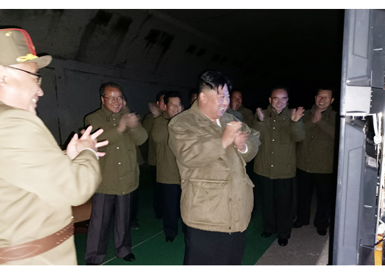 경애하는 김정은동지께서 장거리전략순항미싸일시험발사를 현지에서 지도하시였다

 

 