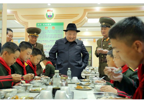 경애하는 김정은동지께서 만경대혁명학원을 또다시 찾으시였다