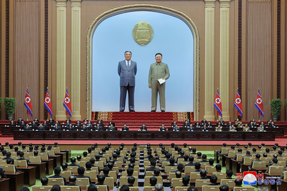 조선민주주의인민공화국 사회주의헌법제정 50돐기념 보고대회 진행
경애하는 김정은동지께서 보고대회에 참석하시였다