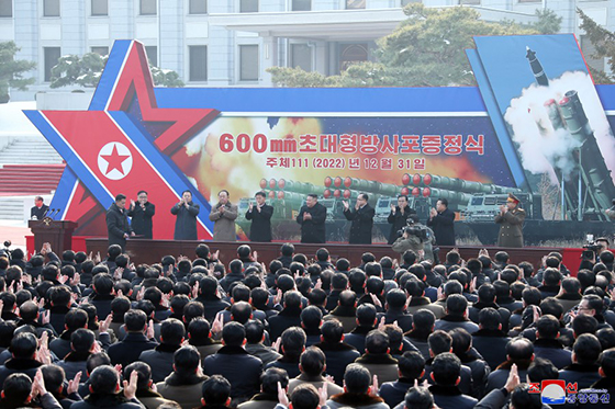 위대한 우리당 전원회의에 드리는 군수로동계급의 충성의 선물
６００㎜초대형방사포증정식 성대히 진행

 