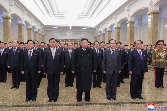 경애하는 김정은동지께서
새해 2023년에 즈음하여 금수산태양궁전을 찾으시였다