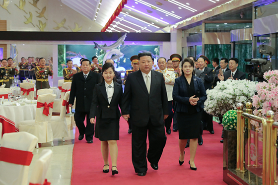 경애하는 김정은동지께서 건군절을 맞으며
인민군장령들의 숙소를 축하방문하시고 기념연회에 참석하시였다


 