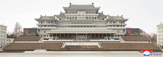 경애하는 김정은동지께서 조선인민군창건 ７５돐 
경축행사참가자들과 기념사진을 찍으시였다 


 