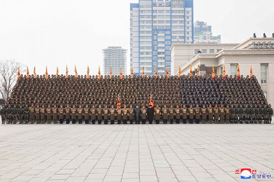 경애하는 김정은동지께서 조선인민군창건 75돐경축
열병식에 참가한 각급 부대 지휘관, 병사들과 기념사진을 찍으시였다
