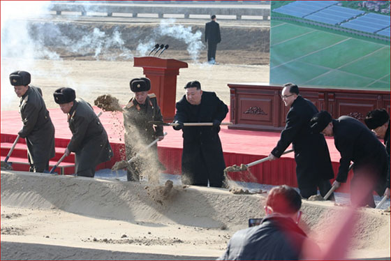 강동온실농장건설착공식 진행
경애하는 김정은동지께서 참석하시여 몸소 착공의 첫삽을 뜨시였다


 