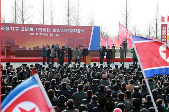 화성지구 ２단계 １만세대 살림집건설착공식 진행
경애하는 김정은동지께서 ２０２３년도 평양시 １만세대
살림집건설착공식에 참석하시였다

 
