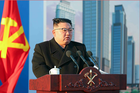 수도 평양에서 용감한 우리 청년특유의
불굴의 기상을 또다시 남김없이 떨치라
경애하는 김정은동지께서
평양시 서포지구 새 거리건설착공식에서 하신 연설
