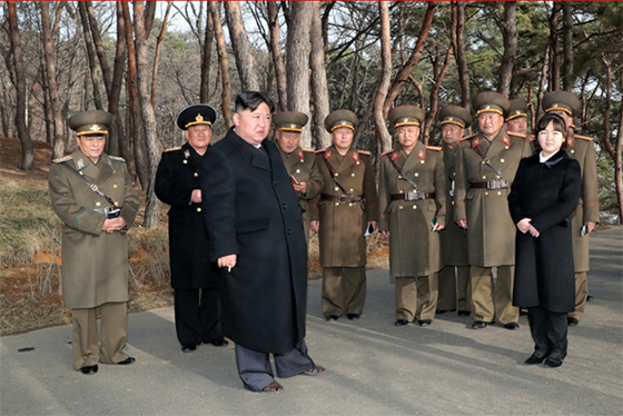 경애하는 김정은동지께서
중요작전임무를 담당하고있는 군부대를
현지지도하시고 화력습격훈련을 보시였다

 