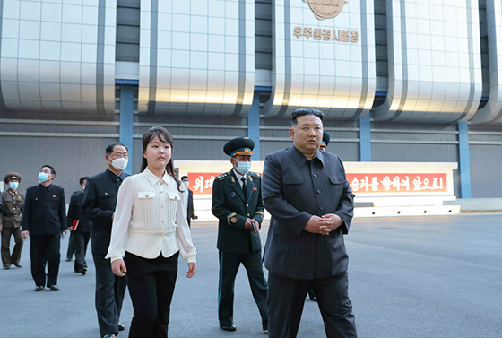 경애하는 김정은동지께서 국가우주개발국을 현지지도하시였다
 