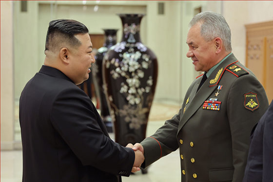 경애하는 김정은동지께서 로씨야련방 국방상을 접견하시였다