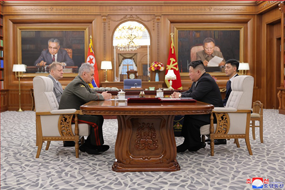 경애하는 김정은동지께서 로씨야련방 국방상 쎄르게이 쇼이구동지를
조선로동당 중앙위원회 본부청사에 초청하시여 따뜻한 담화를 나누시고
오찬을 함께 하시였다
 