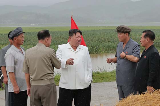 경애하는 김정은동지께서
강원도 안변군 오계리일대의 태풍피해현장을 돌아보시였다
 