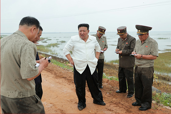 경애하는 김정은동지께서
평안남도간석지건설종합기업소 안석간석지
피해복구현장을 현지지도하시였다

 