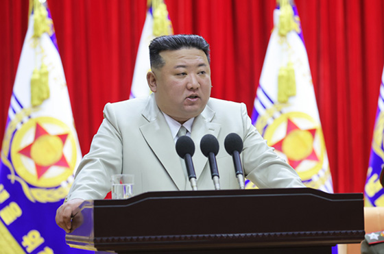 경애하는 김정은동지께서 해군절을 기념하여 축하연설을 하시였다

 