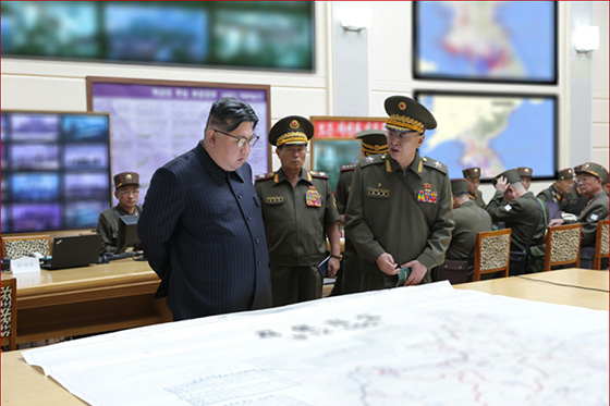 경애하는 김정은동지께서 조선인민군 총참모부 훈련지휘소를 방문하시고
전군지휘훈련진행정형을 료해하시였다