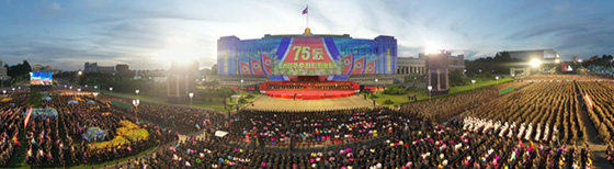 조선민주주의인민공화국창건 ７５돐경축 중앙보고대회 성대히 진행
경애하는 김정은동지께서 보고대회에 참석하시였다

 