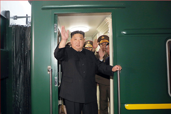 조선로동당 총비서이시며 조선민주주의인민공화국 국무위원장이신
경애하는 김정은동지께서 로씨야련방을 방문하시기 위하여
평양을 출발하시였다

 