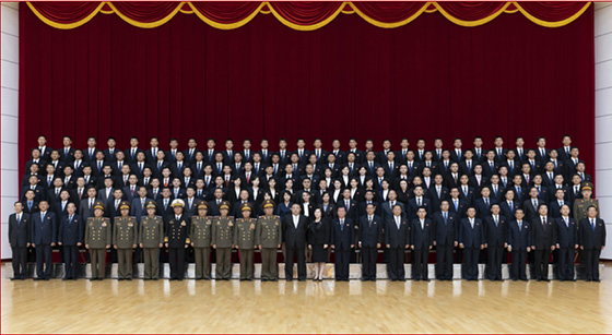 경애하는 김정은동지께서
로씨야련방방문을 수행한 대표단성원들과 기념사진을 찍으시였다