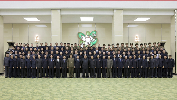 경애하는 김정은동지께서
비상설위성발사준비위원회 성원들을 만나시고 기념사진을 찍으시였다
 