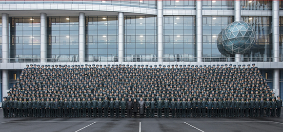 경애하는 김정은동지께서
국가항공우주기술총국을 찾으시여 정찰위성발사성공에
공헌한 과학자, 기술자들과 함께 기념사진을 찍으시였다
 