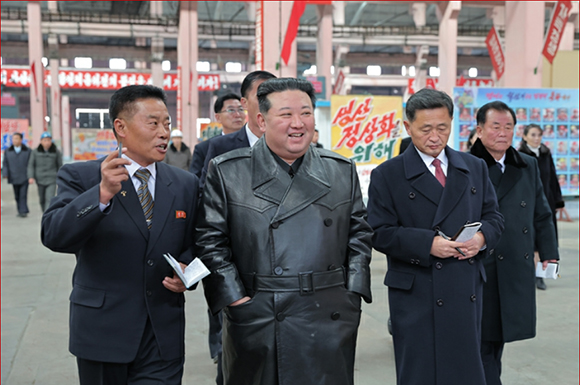 경애하는 김정은동지께서
룡성기계련합기업소를 현지지도하시였다

 