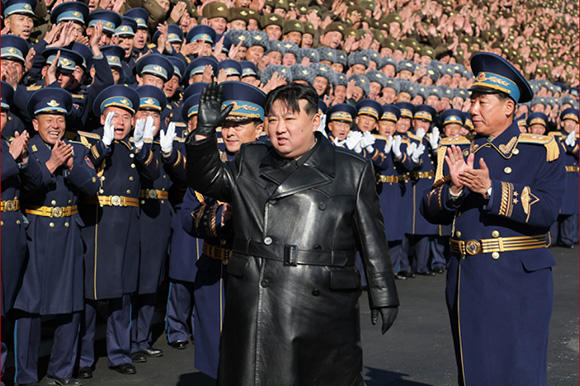 경애하는 김정은동지께서
항공절에 즈음하여 조선인민군 공군사령부와
제１공군사단 비행련대를 축하방문하시였다

 