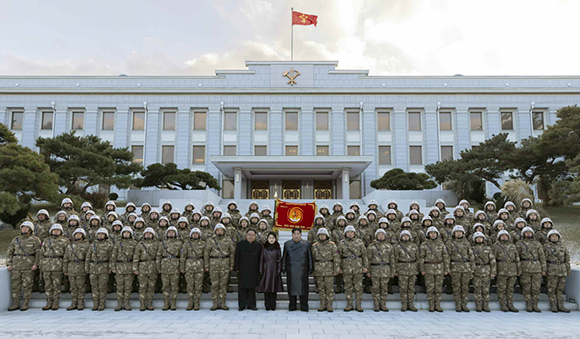 경애하는 김정은동지께서
대륙간탄도미싸일발사훈련에 참가한 미싸일총국 제2붉은기중대
군인들을 당중앙위원회 본부청사에서 만나시고 축하격려해주시였다