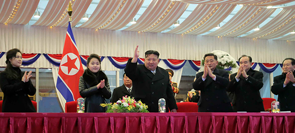 ２０２４년 신년경축대공연 성대히 진행
경애하는 김정은동지께서 공연을 관람하시였다

 