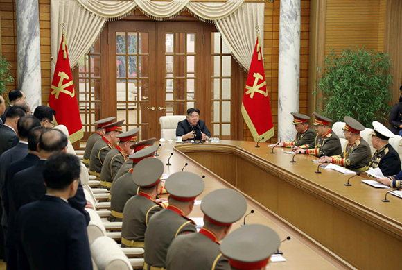 경애하는 김정은동지께서
조선인민군 주요지휘관들을 만나시고 고무격려하시였다