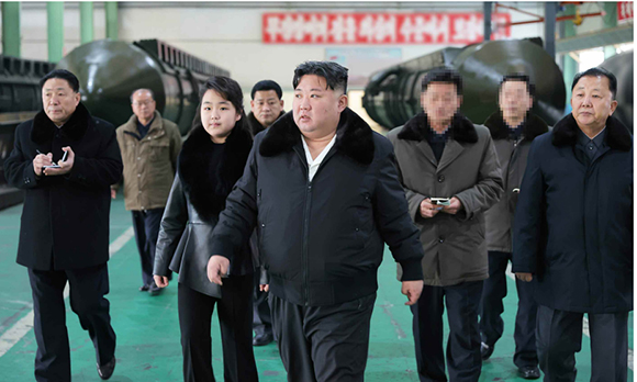 경애하는 김정은동지께서
중요군용대차생산공장을 현지지도하시였다

 